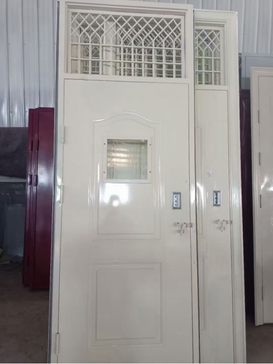 温泉学校教室门