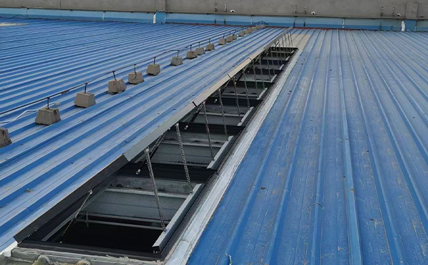 某城市大型商业综合体中庭温泉排烟窗工程